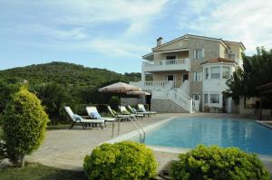 VagiaBella Villa的一座带游泳池和房子的别墅