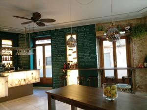 卡萨斯-伊瓦涅斯Hospedium Hotel Cañitas Maite Boutique的一间设有桌子和绿色墙壁的用餐室