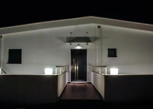 尼亚普拉莫斯Aelia Apartments的白色房间中带黑色门的走廊