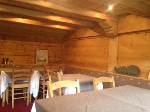 莱迪亚布勒雷珀斯特住所酒店的用餐室设有木墙和桌椅