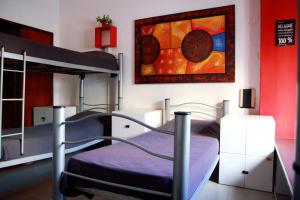科尔多瓦林克科尔多瓦旅馆的卧室配有双层床,墙上挂有绘画作品