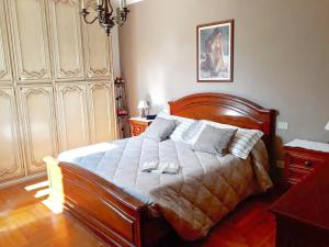 迪亚诺卡斯泰洛Guest House Luciana的一间卧室配有一张带两个枕头的大木床