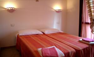 托雷斯港库伊尔魔力诺农家乐的一间卧室配有一张带两个枕头的床