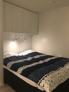 波里PikkuParlamentti的一间卧室配有一张带黑白毯子的床