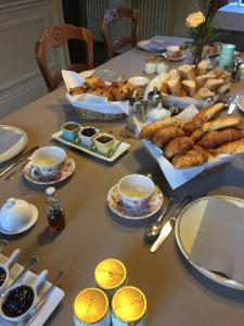 桑利斯帕瑟维尔酒店的餐桌上摆放着盘子和食物