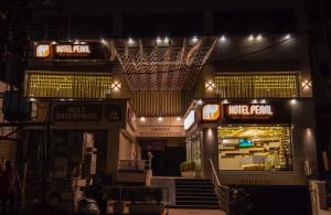 巴罗达Hotel Pearl的夜晚有灯的商店景色