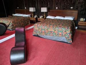 芝加哥Skylark Motel的红地毯旅馆客房的两张床