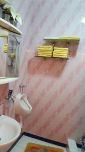 阿加迪尔Appartment Avenue Hassan II的一间带水槽、卫生间和镜子的浴室
