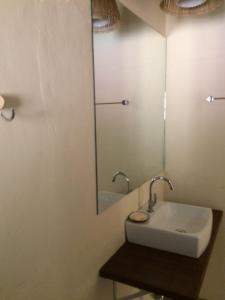 伊利亚贝拉Privacidade e Conforto no Saco da Capela的一间带水槽和镜子的浴室