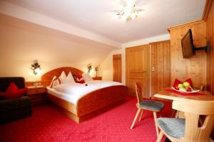 恩斯塔尔豪斯林哈特霍夫酒店的酒店客房带一张床、一张桌子和椅子