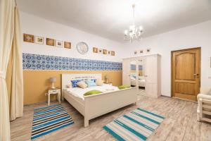 锡比乌BonTon Apartments Sibiu的一间小卧室,配有一张床和镜子