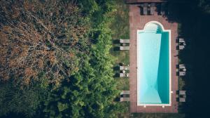 圣艾蒂安德拜戈里弧酒店的享有带游泳池的大楼的顶部景致