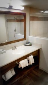 博尔德城胡佛水坝旅馆的浴室配有盥洗盆、镜子和毛巾