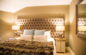 普雷斯顿Winckley Stays的一间卧室配有一张大床和两盏灯。