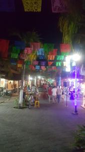 锡瓦塔塔内霍Casa Arcoiris Zihuatanejo B&B的一群人晚上在市场里散步