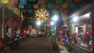 锡瓦塔塔内霍Casa Arcoiris Zihuatanejo B&B的一群人走在市场周围,拥有圣诞装饰