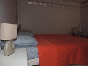 法兰西堡Any's Appart的一间卧室配有一张床和一张桌子上的台灯
