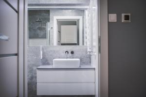 华沙Varsovia Apartments Jaktorowska的浴室设有白色水槽和镜子