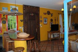 埃斯特角城El Delfin的一间厨房,里面设有黄色的墙壁和一张桌子