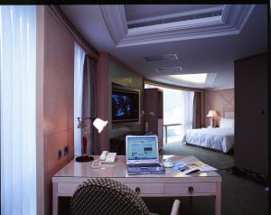 新店新店碧潭帝景饭店的酒店的客房配有一张带笔记本电脑的书桌