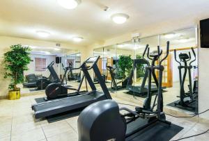 阿尔席普阿尔希普6号汽车旅馆 的健身房设有跑步机、椭圆机和镜子