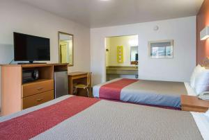 康科德康科德6号汽车旅馆的酒店客房设有两张床和一台平面电视。