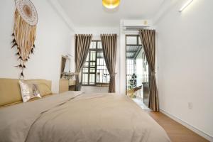 胡志明市西贡四月旅馆的一间卧室设有一张床和两个窗户。