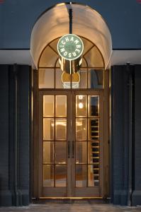 但尼丁The Chamberson的挂在建筑物门上的钟