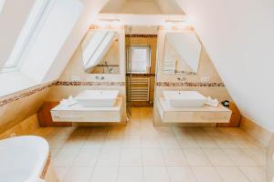 乌尔丁根-米赫尔霍芬Strandpension Mäder的浴室设有2个水槽和2面镜子