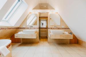 乌尔丁根-米赫尔霍芬Strandpension Mäder的浴室设有2个水槽和2面镜子