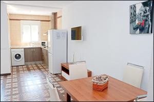 科尼尔-德拉弗龙特拉Chalet Muelle Pesquero 65的厨房配有桌子和白色冰箱。
