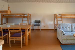 艾尔夫达伦Älvdalens Camping的用餐室配有桌椅和双层床。