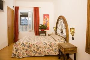莱切伊尔赛迪乐住宿加早餐旅馆的一间卧室配有一张床、一张桌子和一个窗户。