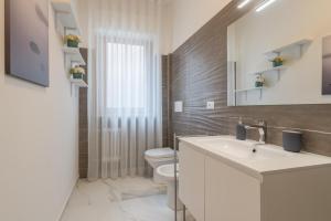 佩斯卡拉Linda House的浴室配有白色水槽和卫生间。