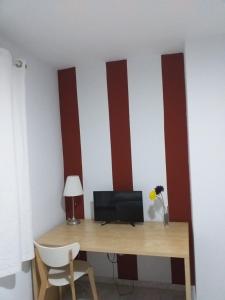 RocianaHostal Monteluna的墙上有红色和白色条纹的房间