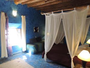 阿格兹Dar Qamar的一间卧室,卧室内配有床和窗帘