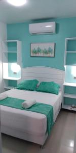 苏莎亚Villa Victoria的卧室配有白色床和蓝色的墙壁