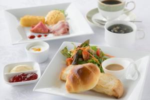 浜田市岛根县滨田广场华盛顿酒店的一张桌子,上面放着两盘食物和咖啡