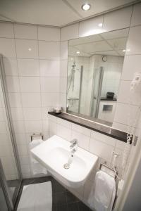 吕伐登欧罗酒店的白色的浴室设有水槽和镜子