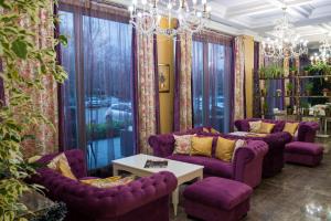 斯维伦格勒帕睿希酒店的客厅配有紫色沙发和吊灯。
