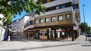 科布伦茨Cozy-Flats Koblenz的城市街道上的一座建筑,那里有商店