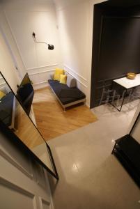 萨格勒布Fingerprint Tree Apartments - Delux的带沙发和大屏幕的客厅