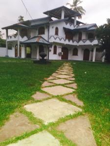 卡卢特勒Pasidu Villa的前面有石头道的房子