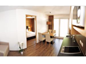 坎波图雷斯中心公寓式酒店的酒店客房设有一张桌子和一间卧室。