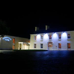 库克斯敦格林韦尔酒店 的白色的建筑,晚上有灯