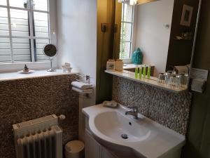 TonquédecRésidence CoatArmor的一间带水槽和镜子的浴室