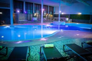 诺丁汉诺丁汉乡村酒店的在酒店的一个大型游泳池晚上