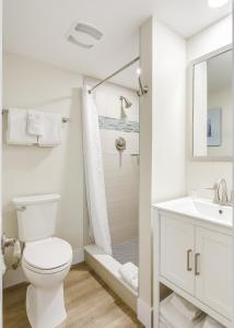 伊斯拉莫拉达La Jolla Resort的白色的浴室设有卫生间和淋浴。