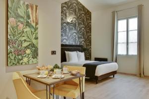 波尔多Villa Erizio, Bordeaux Centre的酒店客房,配有床、桌子和桌子。