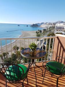 阿尔姆尼卡Espectacular vistas de Almuñecar的一个带桌椅和海滩的阳台